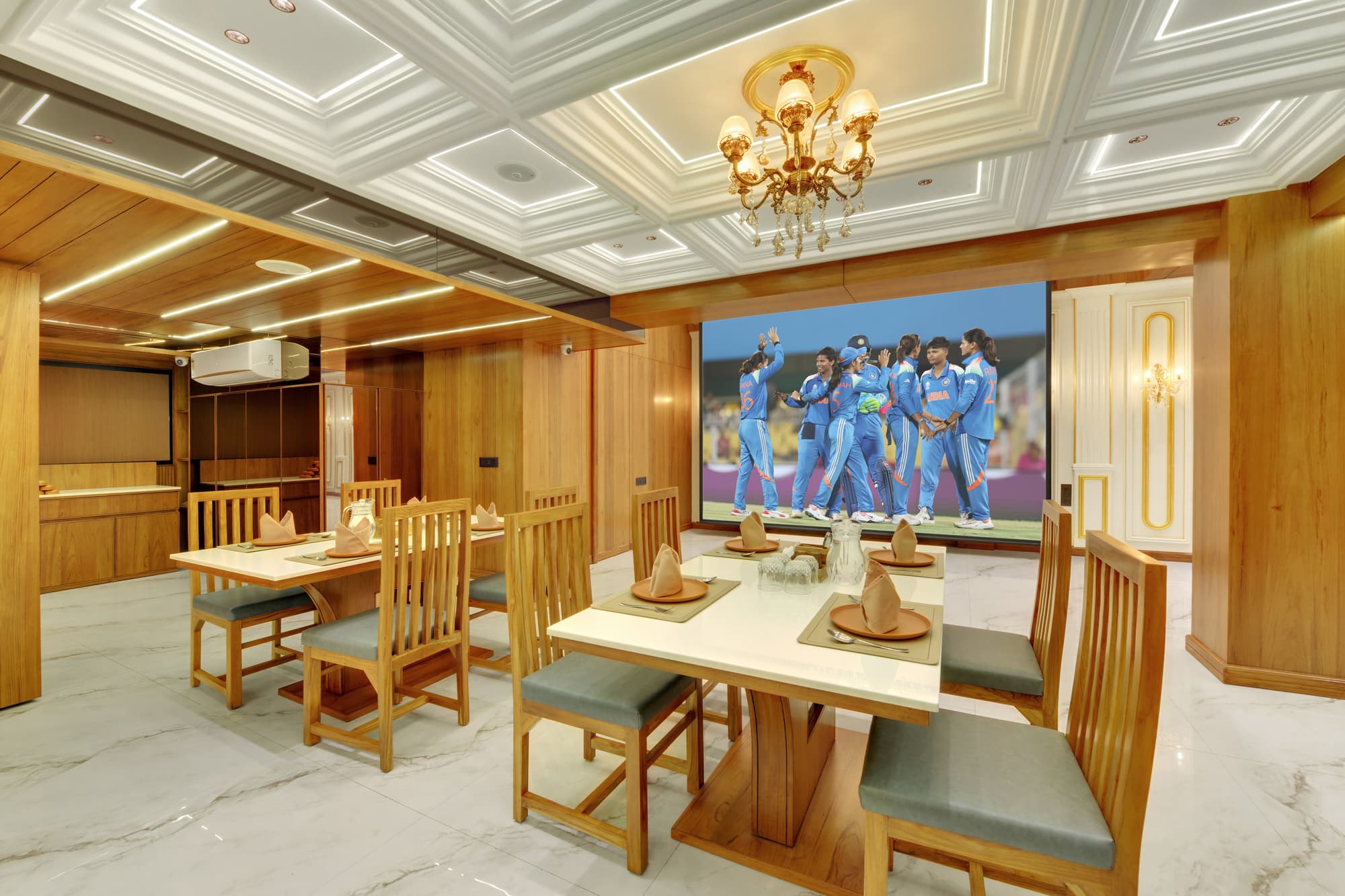 Hotel Shital Inn restaurant dining room and guest tables